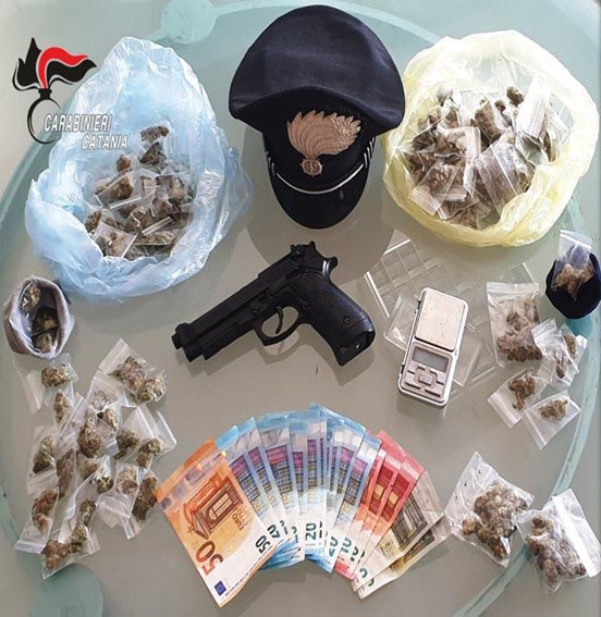 Beccati due spacciatori con la droga in auto: arrestati