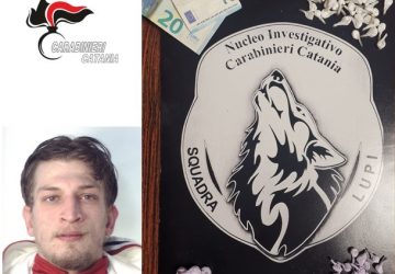 Catania, tenta di sfuggire ai &ldquo;Lupi&rdquo;: bloccato e arrestato con la droga