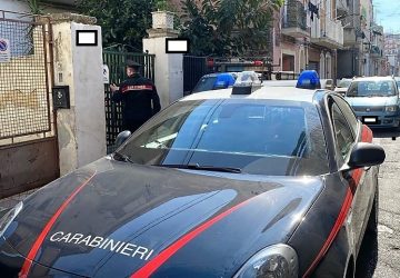 Catania, calci e pugni ai genitori che lo avevano accolto in casa dopo la separazione