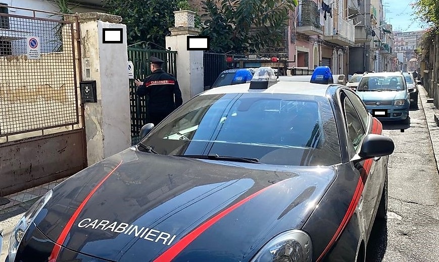 Catania, calci e pugni ai genitori che lo avevano accolto in casa dopo la separazione