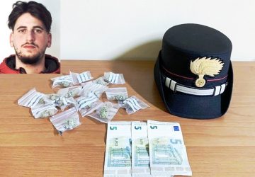 Catania, sorpreso dai carabinieri a spacciare e senza patente di guida