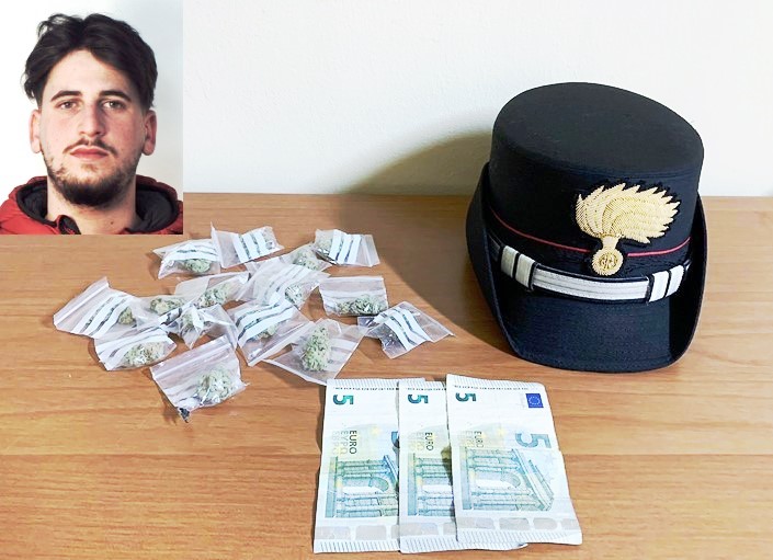 Catania, sorpreso dai carabinieri a spacciare e senza patente di guida