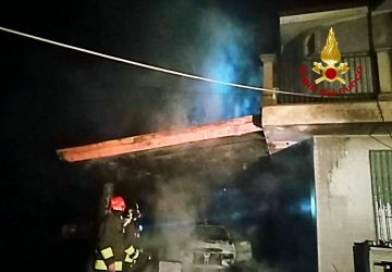 Maletto, l'incendio di due auto rischia di coinvolgere anche un'abitazione
