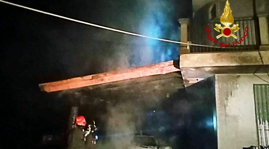 Maletto, l’incendio di due auto rischia di coinvolgere anche un’abitazione