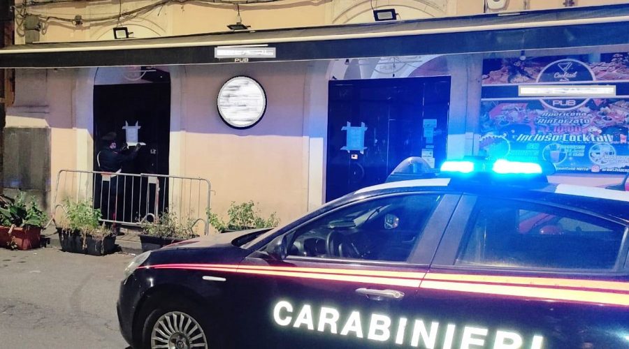 Violano il coprifuoco ascoltando musica all’interno del pub: locale chiuso, avventori sanzionati