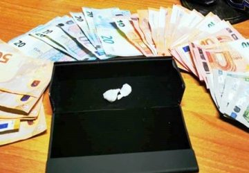 Catania, ingoia la cocaina per evitare l&rsquo;arresto: pusher in manette