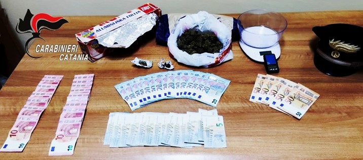 Acireale, droga in auto e a casa: arrestato pusher