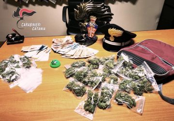 Fidanzati presi al volo mentre spacciano