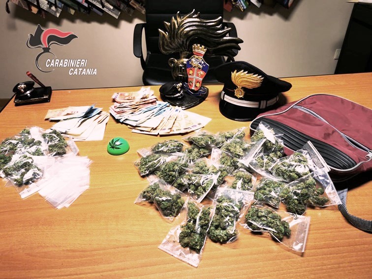 Fidanzati presi al volo mentre spacciano