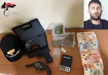 Droga e armi a casa dello spacciatore: arrestato 32enne