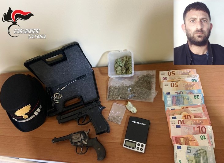 Droga e armi a casa dello spacciatore: arrestato 32enne