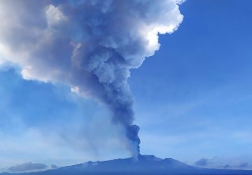 Etna, fontane lava alte 1 km e nube cenere