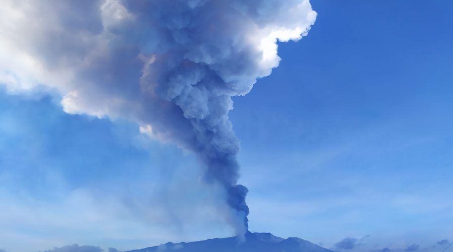 Etna, nuova attività parossistica del vulcano. Nube di cenere alta più di 1 km