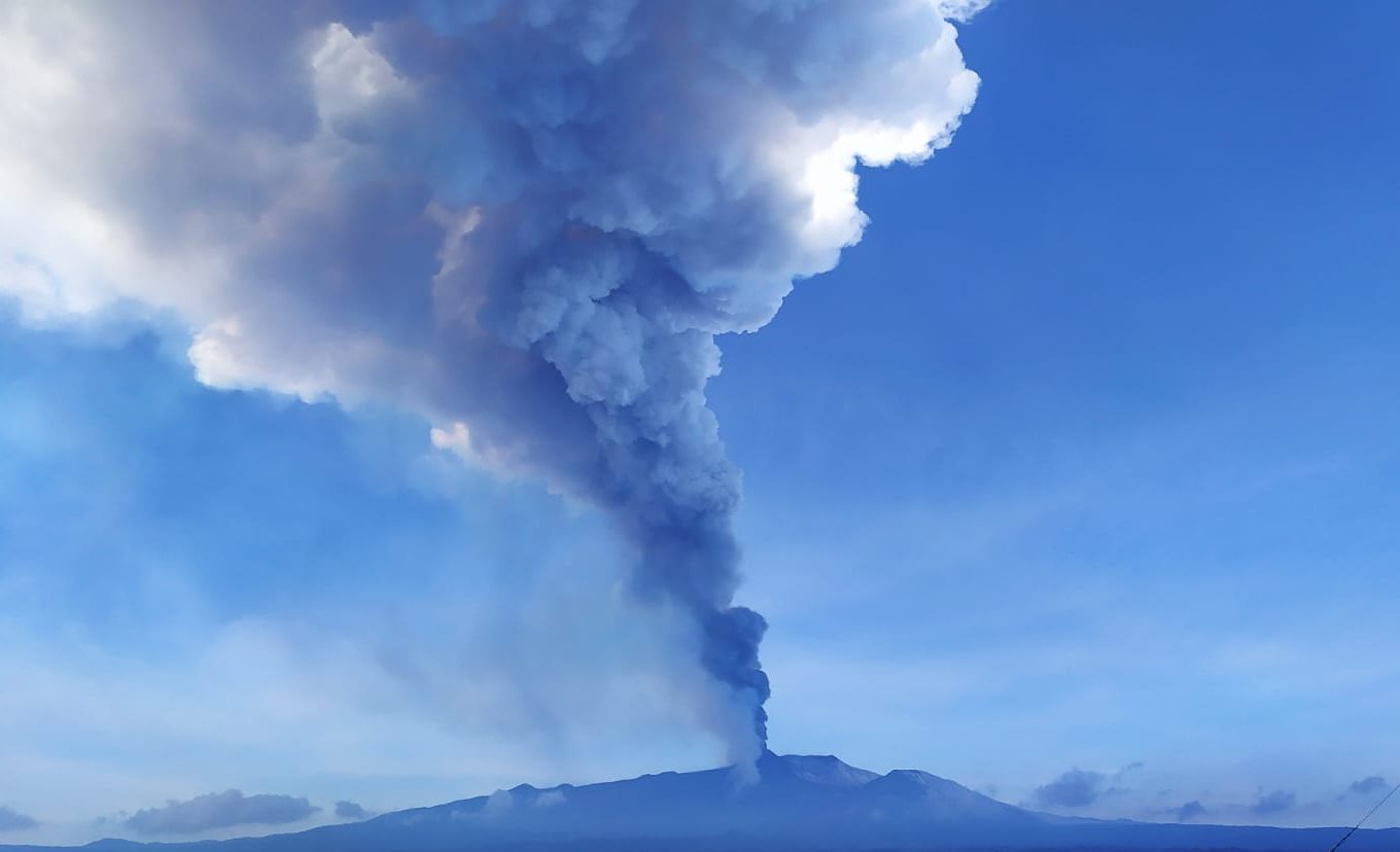 Etna, fontane di lava e cenere lavica dal cratere di Sud-Est