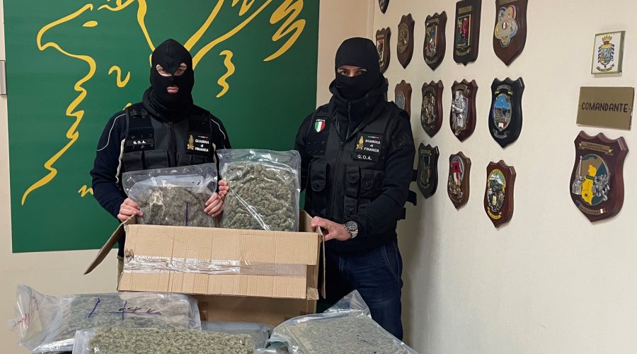Catania, sequestrati 14 kg di marijuana, in manette un 62enne
