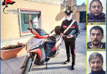 Tremestieri Etneo, beccati mentre caricavano uno scooter rubato sul furgone: tre arresti