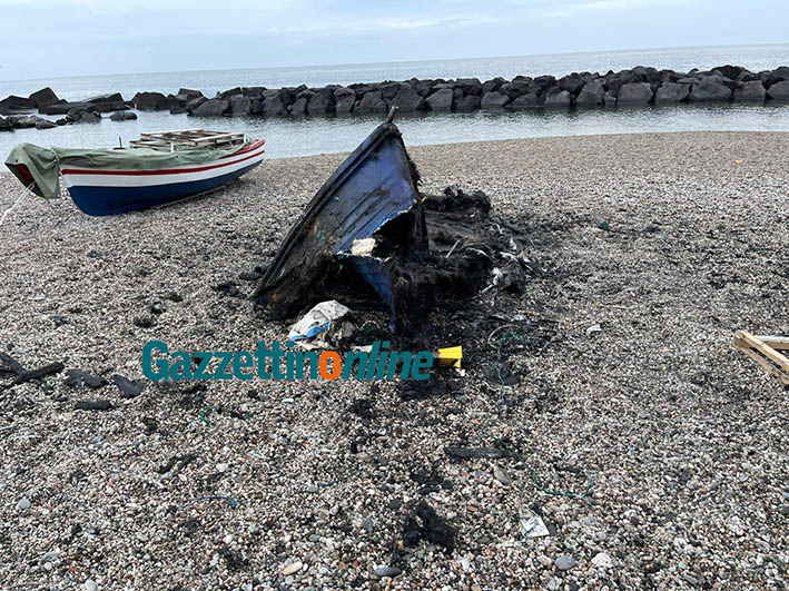 Sant’Anna, barca a fuoco nella notte