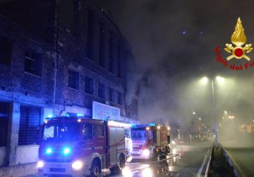 Catania, nella notte divampa un incendio in via Cristoforo Colombo