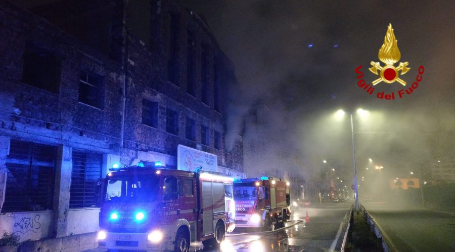 Catania, nella notte divampa un incendio in via Cristoforo Colombo