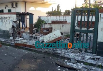 Torre Archirafi, grave incidente autonomo in via Marco Polo: auto sfonda il muro di una casa vacanza