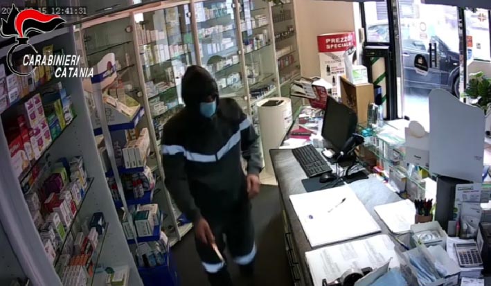 Paternò, era l’incubo di banche e commercianti: arrestato rapinatore seriale VIDEO