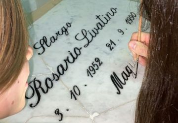 Scout Acireale riparano e risistemano targa Livatino