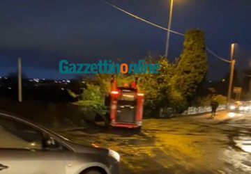 Giarre, via delle Acacie: cenere e pioggia provocano disagi alla circolazione