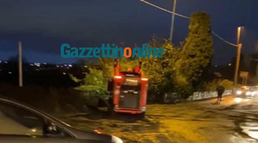 Giarre, via delle Acacie: cenere e pioggia provocano disagi alla circolazione