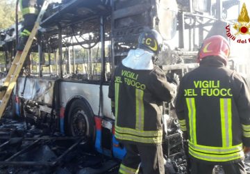Catania, divampa incendio su autobus Amt. Intervento dei Vvff