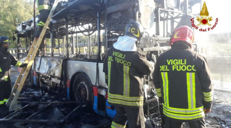 Catania, divampa incendio su autobus Amt. Intervento dei Vvff