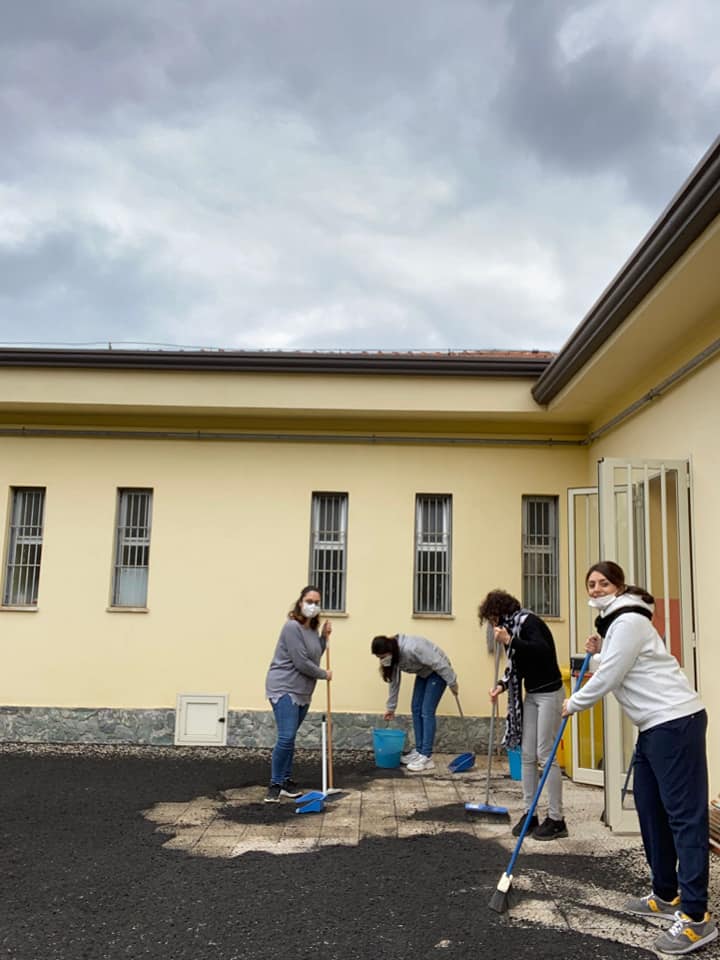 Giarre, ritardi nella gestione emergenza cenere. Le scuole “pulite” dagli studenti