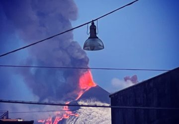 Etna in piena attivit&agrave;, chiusa pista aeroporto