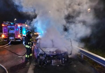 Catania, scontro auto-moto su viale Mediterraneo: ferito motociclista. L'auto distrutta dalle fiamme VD