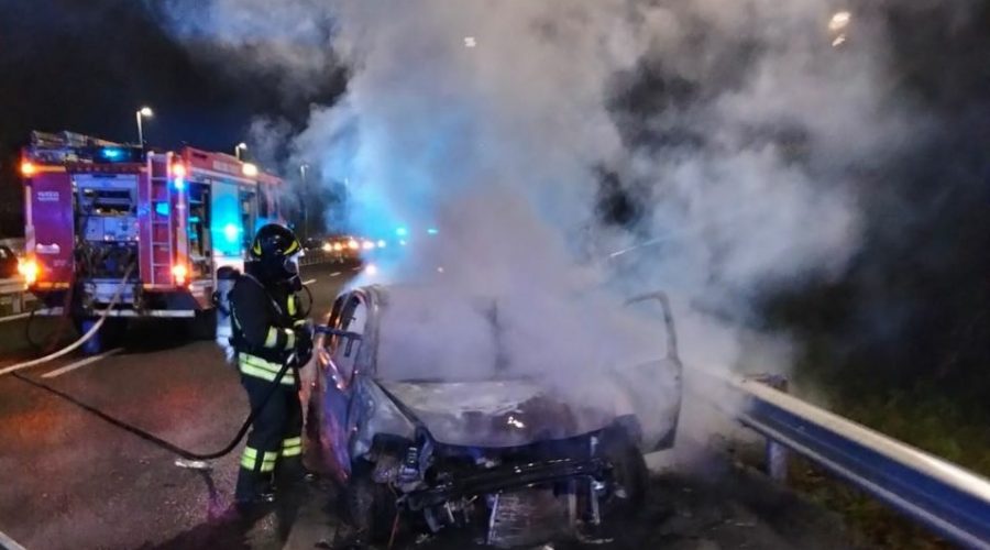 Catania, scontro auto-moto su viale Mediterraneo: ferito motociclista. L’auto distrutta dalle fiamme VD