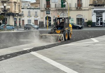 Giarre, emergenza cenere: in azione i mezzi della Igm. Si prosegue in notturna