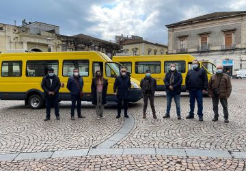Riposto, messi in marcia i due nuovi scuolabus