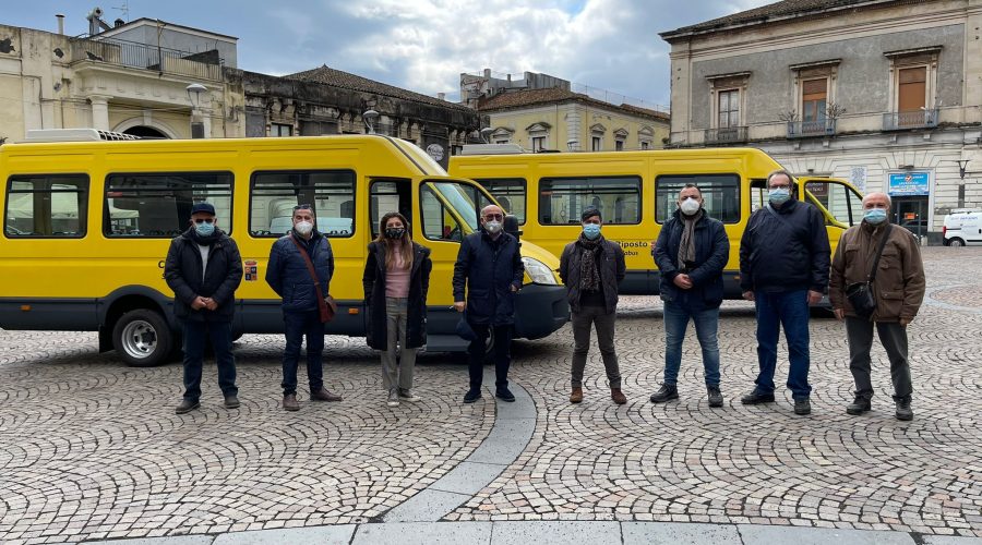 Riposto, messi in marcia i due nuovi scuolabus