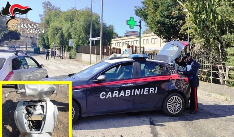 Controlli a tappeto a Catania: spacciatore scoperto mentre cerca di sbarazzarsi della videosorveglianza