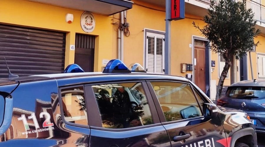 Pedara, picchia madre, sorella e fidanzata: arrestato