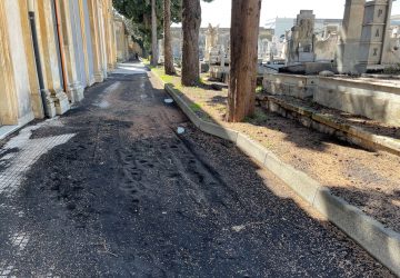 Giarre, cimitero sepolto dalla cenere vulcanica. Vialetti trappola: donna si frattura un piede