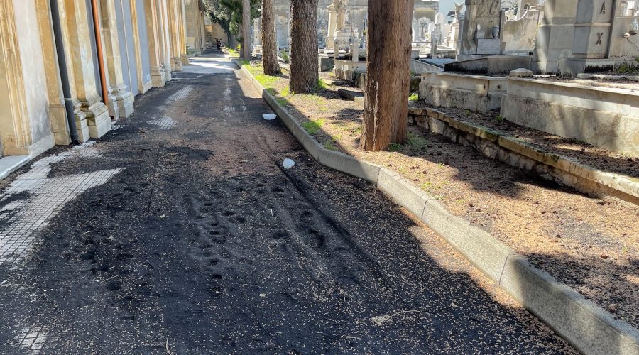 Giarre, cimitero sepolto dalla cenere vulcanica. Vialetti trappola: donna si frattura un piede