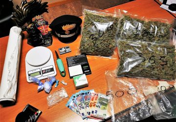 Catania, trasportava in auto 1 Kg di marijuana: in casa, oltre alla cocaina, l&rsquo;occorrente del perfetto spacciatore