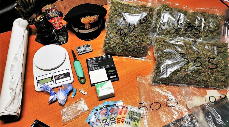 Catania, trasportava in auto 1 Kg di marijuana: in casa, oltre alla cocaina, l’occorrente del perfetto spacciatore