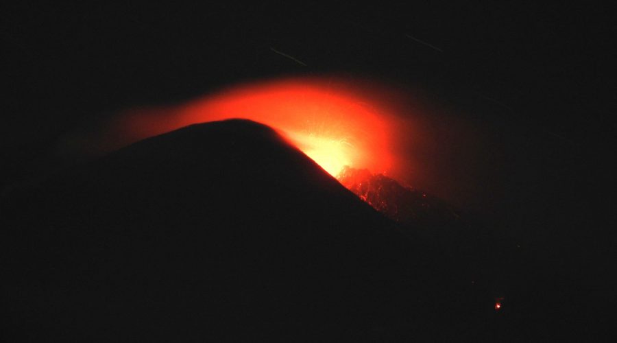 Etna, attività stromboliana dal cratere di Sud Est