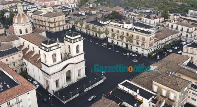 Etna: intensa pioggia di grossi lapilli. Un tappeto di cenere su Giarre, Riposto e Mascali FOTO VIDEO