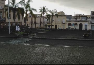 Cenere vulcanica a Mascali: ordinanza del sindaco per la raccolta. Scuole chiuse fino a mercoled&igrave;