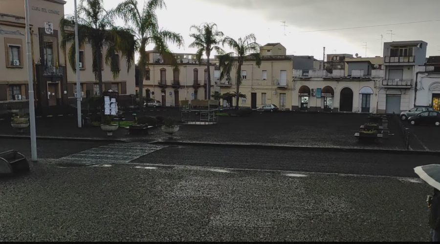 Cenere vulcanica a Mascali: ordinanza del sindaco per la raccolta. Scuole chiuse fino a mercoledì