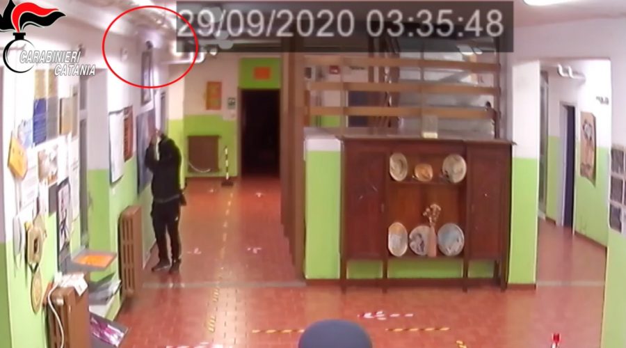 Riposto, le telecamere inchiodano ladro di merendine alla Pirandello VIDEO
