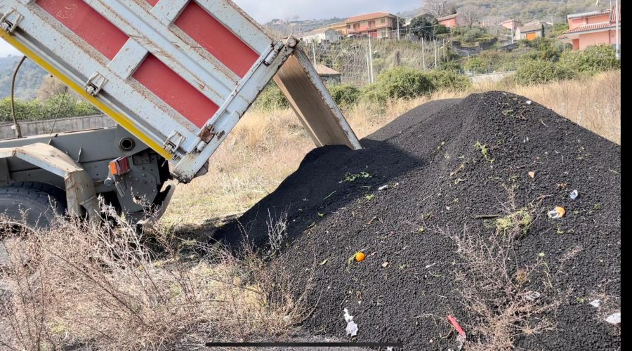 Giarre, prosegue lo spazzamento della cenere