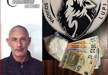 Braccato dai carabinieri getta la cocaina dal finestrino dell'auto: arrestato
